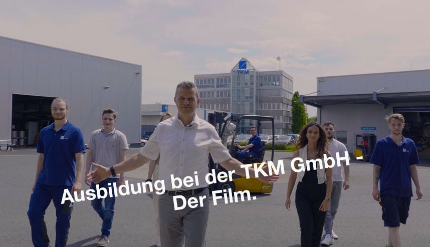 Azubis und Personalleiter der TKM GmbH